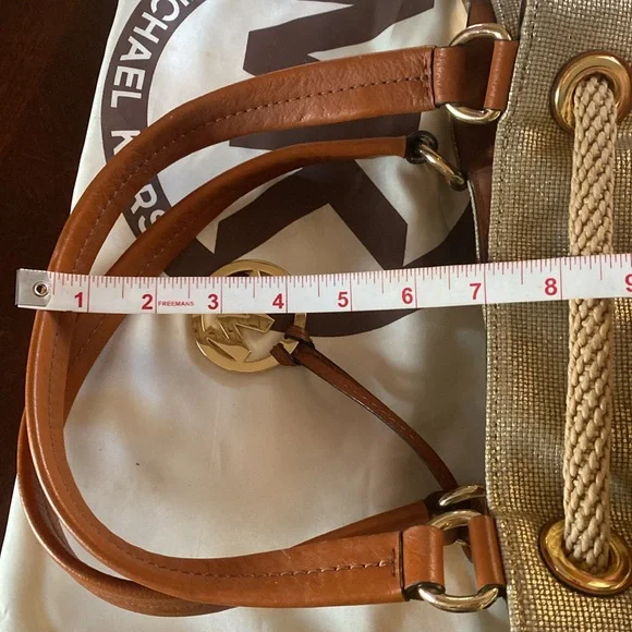 🦊 Micheal Kors large golden handbag. EUC. - Picture 8 of 13